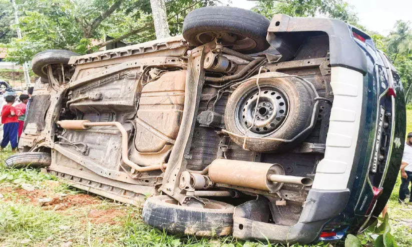 പാ​ല​പ്പ​റ്റ​യി​ൽ കാ​ർ ത​ല കീ​ഴാ​യി മ​റി​ഞ്ഞു