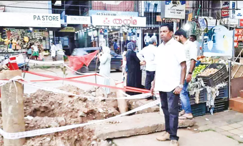 കാ​ളി​കാ​വ് ജ​ങ്ഷ​നി​ൽ ജ​ല​വി​ത​ര​ണ പൈ​പ്പ് പൊ​ട്ടി​യി​ട്ട് ദി​വ​സ​ങ്ങ​ൾ