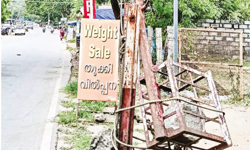 തകർന്ന ബാരിക്കേഡ് അതേ സ്ഥിതി ; അഴിമതി തുടരുന്ന അതിർത്തി തകർന്ന ബാരിക്കേഡ് അതേ സ്ഥിതി ; അഴിമതി തുടരുന്ന അതിർത്തി