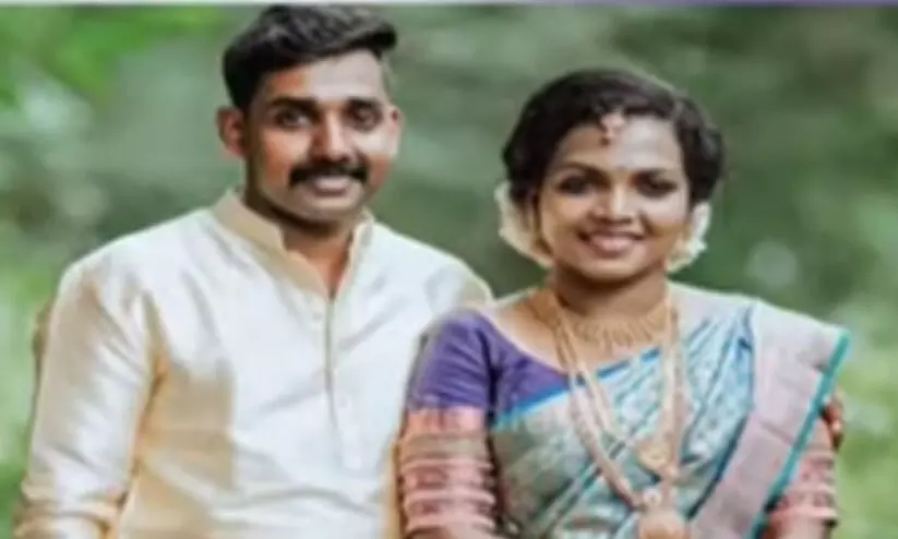 വിവാഹം കഴിഞ്ഞിട്ട് 14 ദിവസം; നവവധു ഭർത്താവിന്റെ വീട്ടിൽ തൂങ്ങിമരിച്ച നിലയിൽ വിവാഹം കഴിഞ്ഞിട്ട് 14 ദിവസം; നവവധു ഭർത്താവിന്റെ വീട്ടിൽ തൂങ്ങിമരിച്ച നിലയിൽ