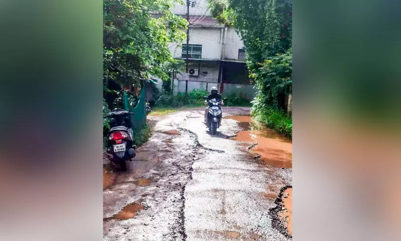 അരൂർ പഞ്ചായത്തിലെ ഗ്രാമീണ റോഡുകൾ തകർന്നു അരൂർ പഞ്ചായത്തിലെ ഗ്രാമീണ റോഡുകൾ തകർന്നു