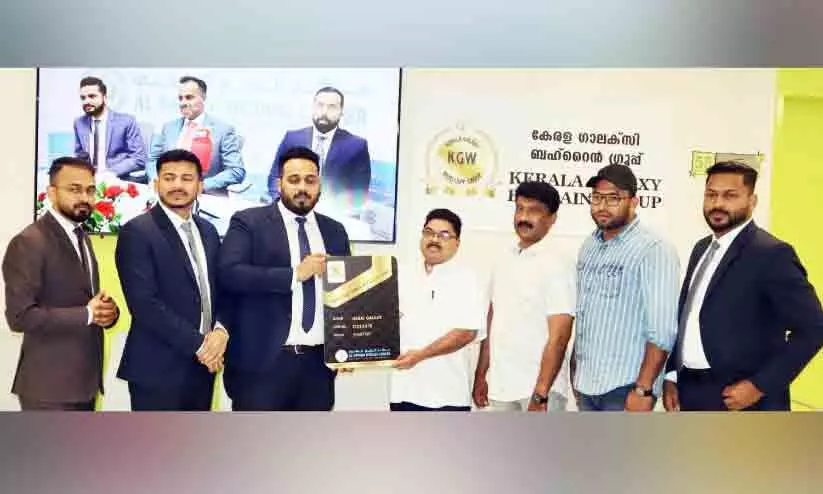 മെ​ഡി​ക്ക​ൽ പ്രി​വി​ലേ​ജ് കാ​ർ​ഡ് കൈ​മാ​റി