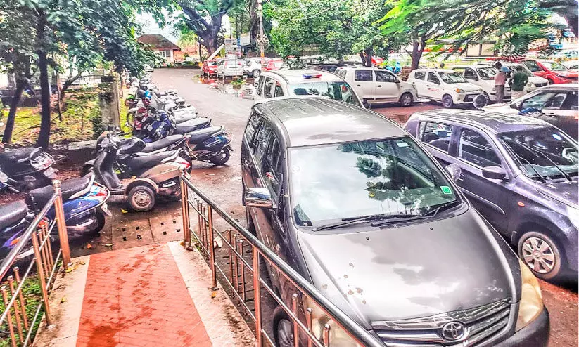 വഴി മുടക്കി വാഹനങ്ങളുടെ പാർക്കിങ്; കലക്ടറേറ്റിലെ ലിഫ്റ്റിൽ കയറാൻ പാടുപെടും വഴി മുടക്കി വാഹനങ്ങളുടെ പാർക്കിങ്; കലക്ടറേറ്റിലെ ലിഫ്റ്റിൽ കയറാൻ പാടുപെടും