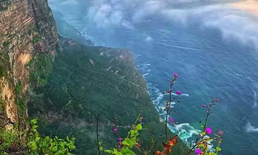 ഖ​രീ​ഫ്​ യാ​ത്ര​ക്കൊ​രു​ങ്ങു​ക​യാ​ണോ, ഈ ​​ഫോ​ൺ ന​മ്പ​റു​ക​ൾ സൂ​ക്ഷി​ച്ചു​വെ​ക്കാം