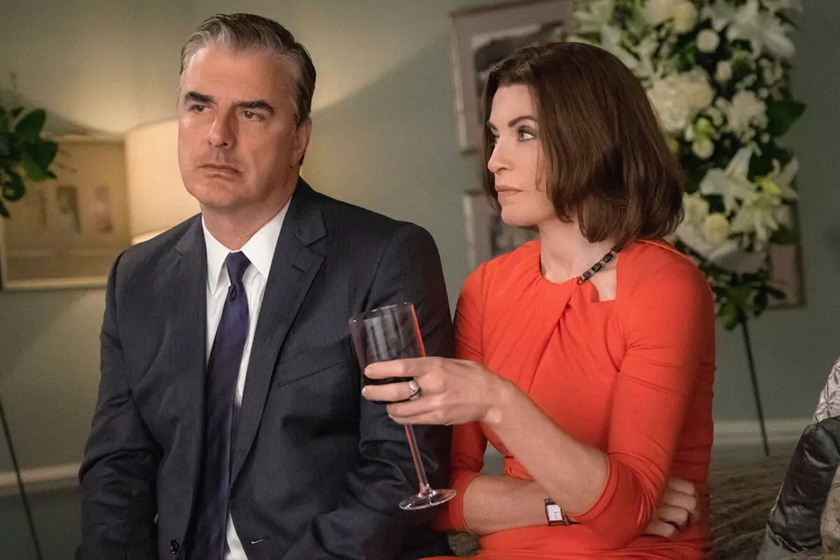 അലീഷ്യയും  (ജൂലിയാന മാർ​ഗുലീസ്) പീറ്ററും (ക്രിസ് നോത്)