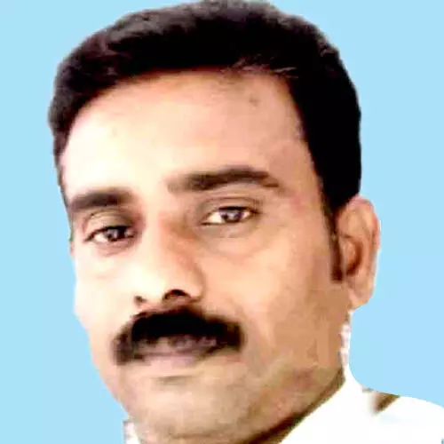 യു​വാ​വ് കാ​റി​ടി​ച്ച് മ​രി​ച്ചു