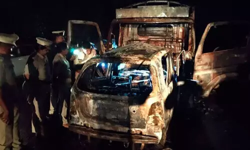 കാ​റും ലോ​റി​യും കൂ​ട്ടി​യി​ടി​ച്ചു; ക​ത്തി​യ കാ​റി​ൽ ഡ്രൈ​വ​ർ​ക്ക് ദാ​രു​ണാ​ന്ത്യം