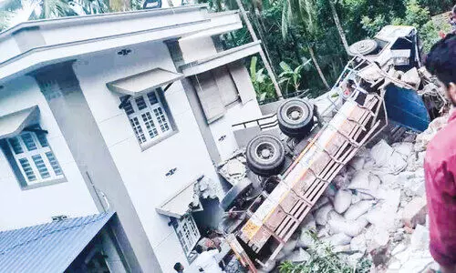 ചരക്കുലോറി വീടിന് മുകളിലേക്ക് മറിഞ്ഞു