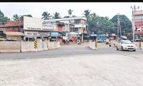 ക​ക്കാ​ട് അ​പ​ക​ട​ം തു​ട​ർ​ക്ക​ഥ;  മൂ​ന്ന് ദി​വ​സ​ത്തി​നി​ടെ 15 അ​പ​ക​ട​ം; ഡി​വൈ​ഡ​ർ അ​ശാ​സ്ത്രീ​യം