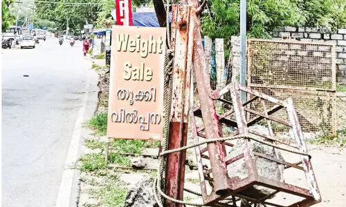 ത​ക​ർ​ന്ന ബാ​രി​ക്കേ​ഡ് അ​തേ സ്ഥി​തി ; അ​ഴി​മ​തി തു​ട​രു​ന്ന അ​തി​ർ​ത്തി