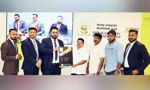 മെ​ഡി​ക്ക​ൽ പ്രി​വി​ലേ​ജ് കാ​ർ​ഡ് കൈ​മാ​റി