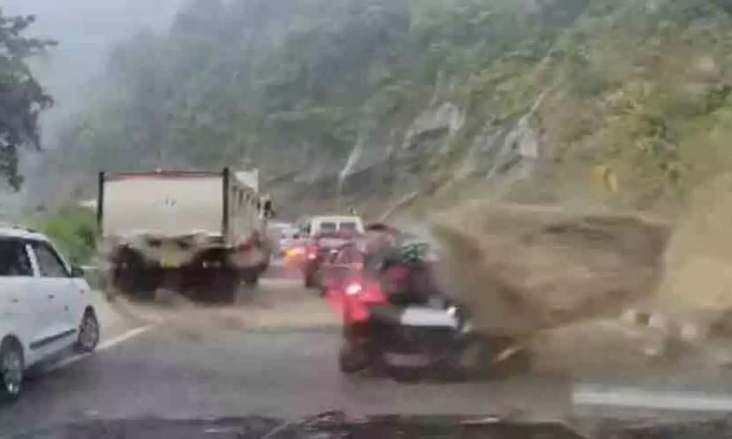 ദേശീയപാതയിൽ കാറുകൾക്ക് മേൽ കൂറ്റൻ പാറക്കല്ലുകൾ ഉരുണ്ട് കയറി; രണ്ടുമരണം