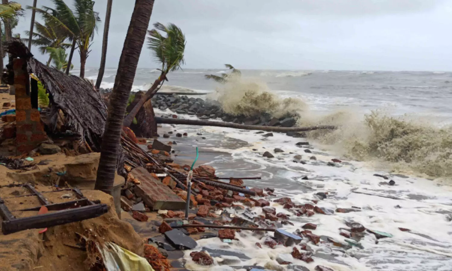 കാലവർഷക്കെടുതി: വില്ലേജ്, താലൂക്ക് ഉദ്യോഗസ്ഥർ ഓഫിസിനടുത്ത് താമസിക്കണം