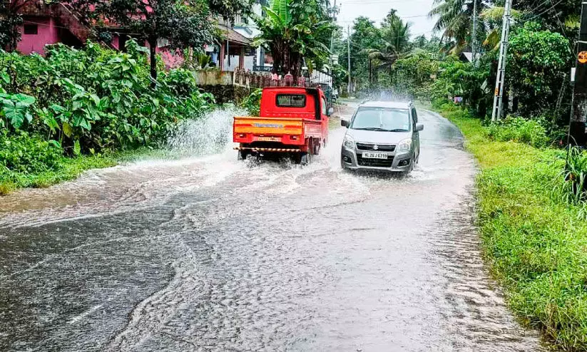 ഒറ്റമഴക്ക് ശബരിമല റോഡ് കുളമായി ഒറ്റമഴക്ക് ശബരിമല റോഡ് കുളമായി