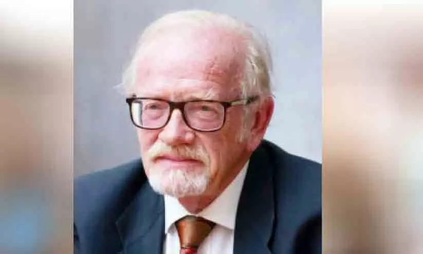 പ്ര​മു​ഖ ഇ​മാ​റാ​ത്തി ച​രി​ത്ര​കാ​ര​ൻ പീ​റ്റ​ർ ഹെ​ല്യ​ർ അ​ന്ത​രി​ച്ചു