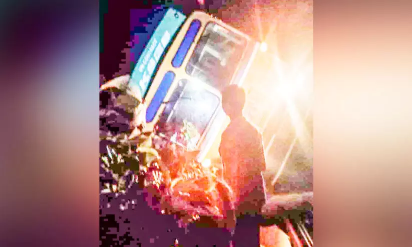 വീടിന്​ മുകളിലേക്ക് ലോറി മറിഞ്ഞു