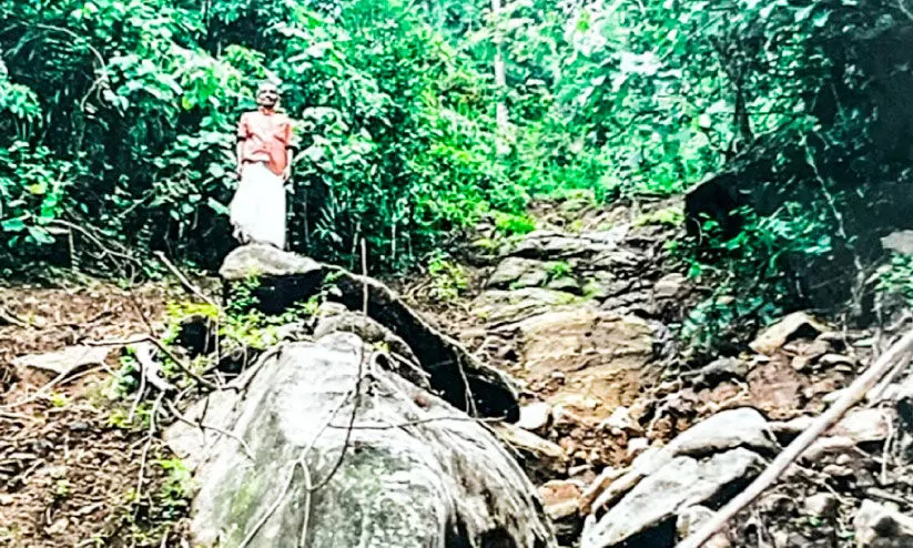 കാ​ല​വ​ർ​ഷം ന​ടു​ക്കു​ന്ന ഓ​ർ​മ​യാ​ണ്​ ആ​ന്‍റ​ണി​ക്ക്​