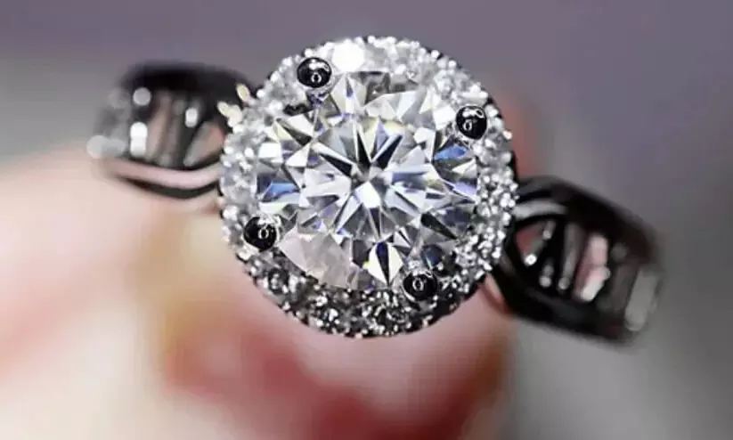 മോഷണം പിടിക്കപ്പെടുമെന്ന് ഭയം; 31 ലക്ഷത്തിന്റെ വജ്രമോതിരം ടോയ്ലറ്റിൽ ഒഴുക്കിക്കളഞ്ഞ് യുവതി മോഷണം പിടിക്കപ്പെടുമെന്ന് ഭയം; 31 ലക്ഷത്തിന്റെ വജ്രമോതിരം ടോയ്ലറ്റിൽ ഒഴുക്കിക്കളഞ്ഞ് യുവതി