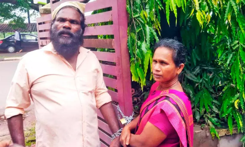 മകനെ കള്ളക്കേസിൽ കുടുക്കിയെന്ന് ചങ്ങലകൊണ്ട് ബന്ധിച്ച് മാതാപിതാക്കളുടെ പ്രതിഷേധം