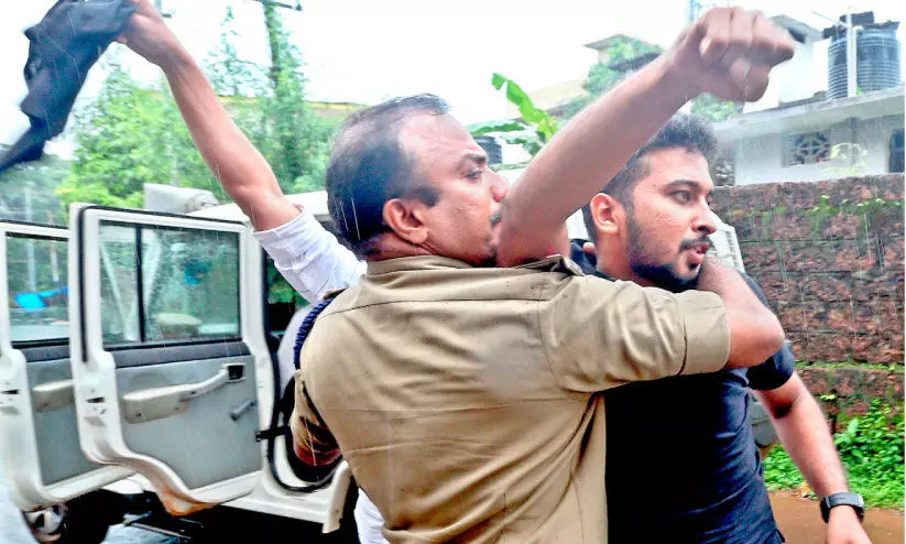 മന്ത്രിയെ കരിങ്കൊടി കാണിക്കാനെത്തിയ എം.എസ്.എഫ് പ്രവർത്തകർ അറസ്റ്റിൽ മന്ത്രിയെ കരിങ്കൊടി കാണിക്കാനെത്തിയ എം.എസ്.എഫ് പ്രവർത്തകർ അറസ്റ്റിൽ