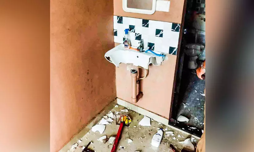 കളമശ്ശേരിയിൽ വീടുകയറി ആക്രമണം; മൂന്നുപേർക്ക് പരിക്ക് കളമശ്ശേരിയിൽ വീടുകയറി ആക്രമണം; മൂന്നുപേർക്ക് പരിക്ക്