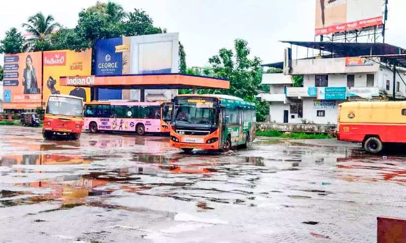 അങ്കമാലി കെ.എസ്.ആർ.ടി.സി സ്റ്റാൻഡിൽ വെള്ളക്കെട്ട്; യാത്രക്കാർ ദുരിതത്തിൽ