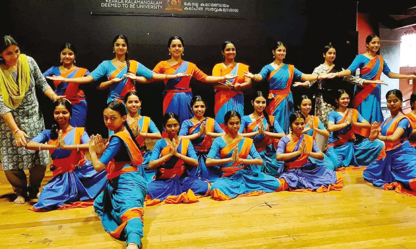 ഇന്ത്യ ഗേറ്റ് ഓപൺ ഓഡിറ്റോറിയത്തിൽ ചുവടുവെക്കാൻ കലാമണ്ഡലം വിദ്യാർഥിനികൾ ഇന്ത്യ ഗേറ്റ് ഓപൺ ഓഡിറ്റോറിയത്തിൽ ചുവടുവെക്കാൻ കലാമണ്ഡലം വിദ്യാർഥിനികൾ