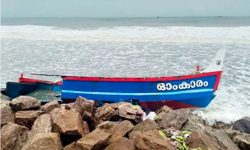 കടലിൽ ശക്തമായ കാറ്റ്; അഴീക്കലിൽ വള്ളം മറിഞ്ഞു