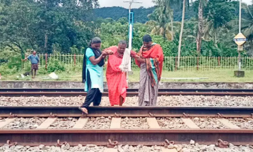 മേൽപാലമില്ല; ന്യൂ ആര്യങ്കാവിലെ കുടുംബങ്ങൾക്ക് ദുരിതം മേൽപാലമില്ല; ന്യൂ ആര്യങ്കാവിലെ കുടുംബങ്ങൾക്ക് ദുരിതം