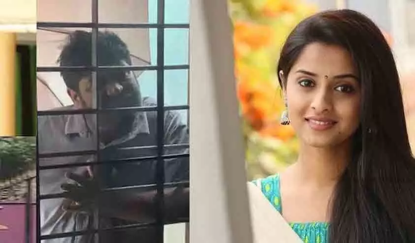 നടൻ വിജയകുമാർ വീട്ടിൽ അതിക്രമിച്ചു കയറി വധഭീഷണി മുഴക്കിയതായി മകൾ നടൻ വിജയകുമാർ വീട്ടിൽ അതിക്രമിച്ചു കയറി വധഭീഷണി മുഴക്കിയതായി മകൾ