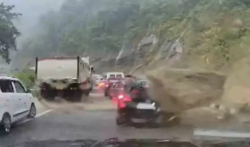 ദേശീയപാതയിൽ കാറുകൾക്ക് മേൽ കൂറ്റൻ പാറക്കല്ലുകൾ ഉരുണ്ട് കയറി; രണ്ടുമരണം