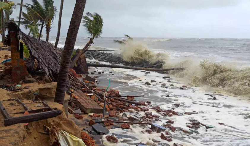 കാലവർഷക്കെടുതി: വില്ലേജ്, താലൂക്ക് ഉദ്യോഗസ്ഥർ ഓഫിസിനടുത്ത് താമസിക്കണം കാലവർഷക്കെടുതി: വില്ലേജ്, താലൂക്ക് ഉദ്യോഗസ്ഥർ ഓഫിസിനടുത്ത് താമസിക്കണം