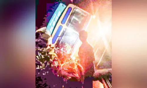 വീടിന്​ മുകളിലേക്ക് ലോറി മറിഞ്ഞു