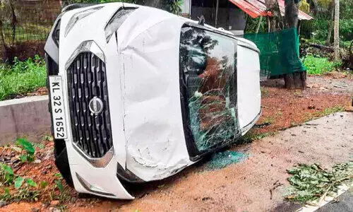 രോഗിയുമായി പോയ കാർ മറിഞ്ഞു; യാത്രക്കാർ അത്ഭുതകരമായി രക്ഷപ്പെട്ടു