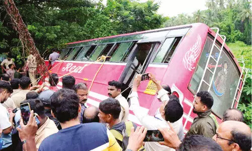 കു​ന്നം​കു​ള​ത്ത് സ്വ​കാ​ര്യ ബ​സ് പാ​ട​ത്തേ​ക്ക് മ​റി​ഞ്ഞു 55 പേ​ർ​ക്ക് പ​രി​ക്ക്