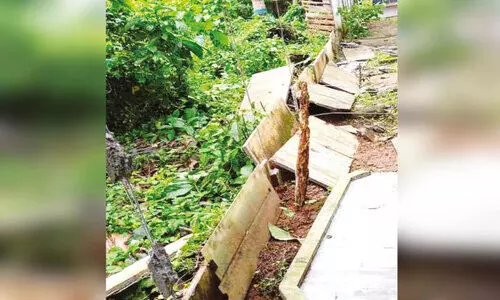 മി​ന്ന​ൽ; വീ​ടു​ക​ളി​ലെ വൈ​ദ്യു​ത ഉ​പ​ക​ര​ണ​ങ്ങ​ൾ ന​ശി​ച്ചു