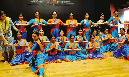 ഇന്ത്യ ഗേറ്റ് ഓപൺ ഓഡിറ്റോറിയത്തിൽ ചുവടുവെക്കാൻ കലാമണ്ഡലം വിദ്യാർഥിനികൾ ഇന്ത്യ ഗേറ്റ് ഓപൺ ഓഡിറ്റോറിയത്തിൽ ചുവടുവെക്കാൻ കലാമണ്ഡലം വിദ്യാർഥിനികൾ