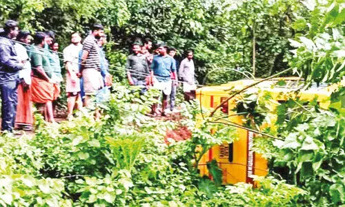 സ്കൂൾ ബസ് താഴ്ചയിലേക്ക് മറിഞ്ഞു; കുട്ടികൾ അദ്ഭുതകരമായി രക്ഷപ്പെട്ടു