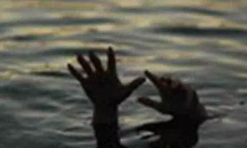 കാൽരണ്ടും കൂട്ടിക്കെട്ടിയ നിലയിൽ കനാലിൽ ഒഴുകിവന്ന വീട്ടമ്മയെ രക്ഷിച്ച് യുവാക്കൾ