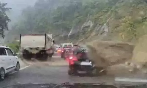 ദേശീയപാതയിൽ കാറുകൾക്ക് മേൽ കൂറ്റൻ പാറക്കല്ലുകൾ ഉരുണ്ട് കയറി; രണ്ടുമരണം