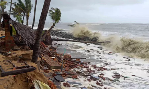 കാലവർഷക്കെടുതി: വില്ലേജ്, താലൂക്ക് ഉദ്യോഗസ്ഥർ ഓഫിസിനടുത്ത് താമസിക്കണം കാലവർഷക്കെടുതി: വില്ലേജ്, താലൂക്ക് ഉദ്യോഗസ്ഥർ ഓഫിസിനടുത്ത് താമസിക്കണം