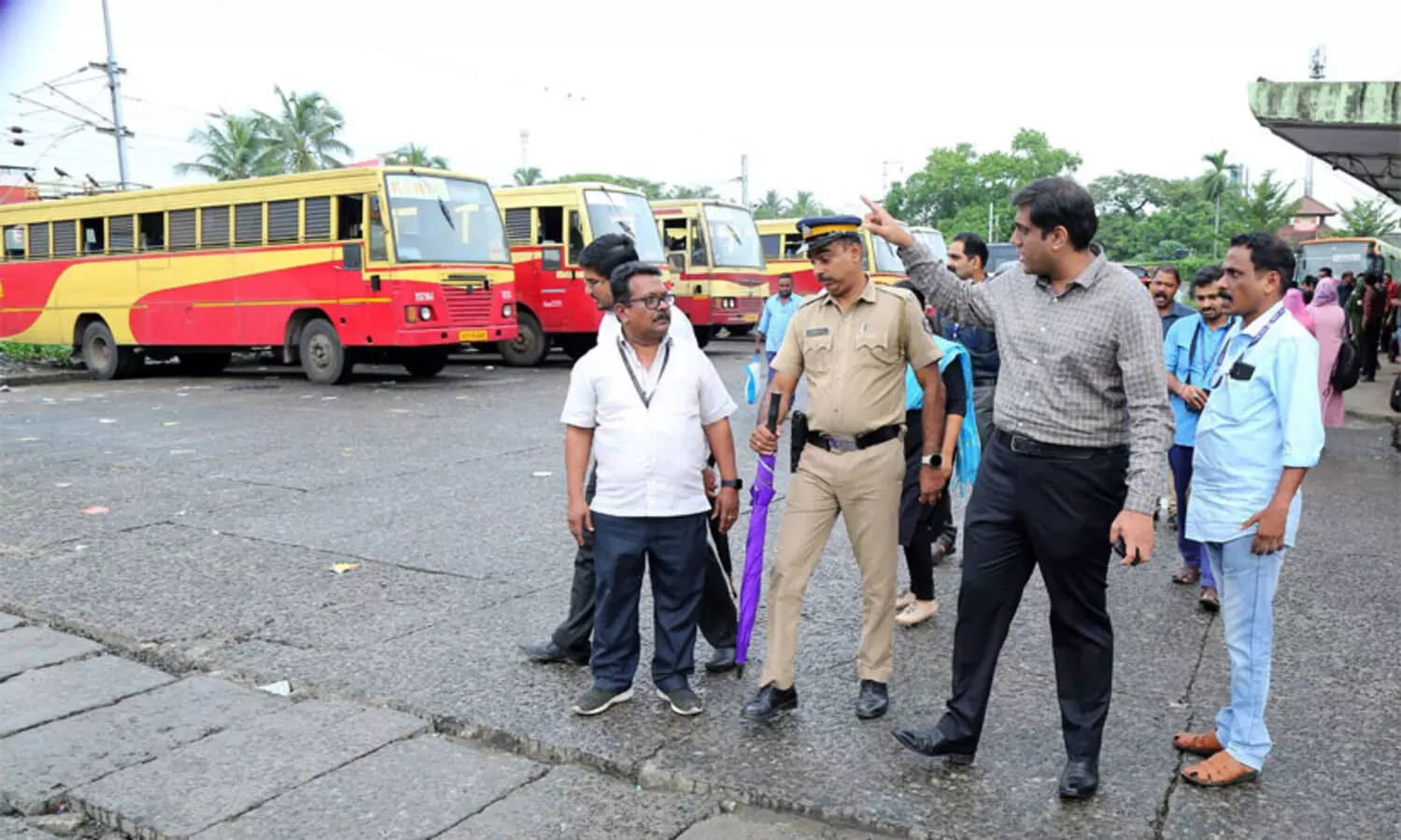 വെള്ളക്കെട്ട് : എറണാകുളം കലക്ടർ നഗരത്തിൽ വിവിധ പ്രദേശങ്ങൾ സന്ദർശിച്ചു