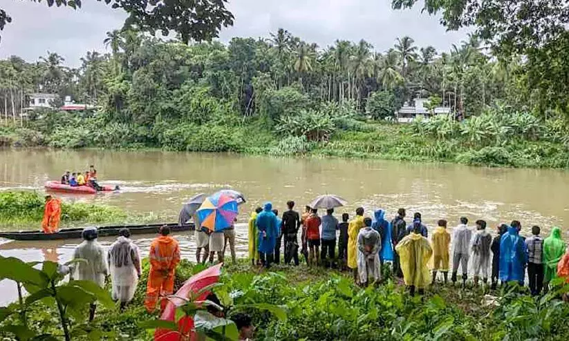 തകർത്ത് പെയ്ത് മഴ; സംസ്ഥാനത്ത് പരക്കെ നാശം തകർത്ത് പെയ്ത് മഴ; സംസ്ഥാനത്ത് പരക്കെ നാശം