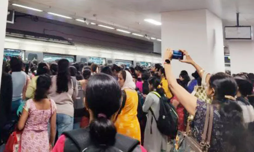 സിഗ്നൽ തകരാർ, നമ്മ മെട്രോ ഗതാഗതം തടസ്സപ്പെട്ടു സിഗ്നൽ തകരാർ, നമ്മ മെട്രോ ഗതാഗതം തടസ്സപ്പെട്ടു