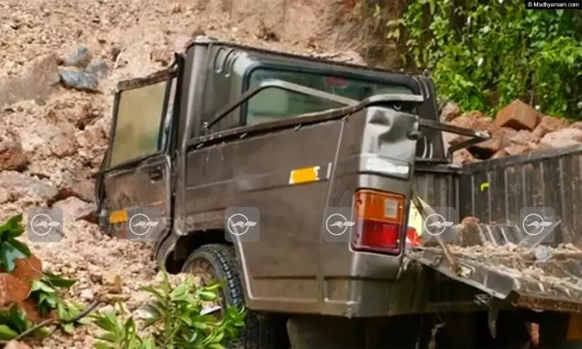 പെരിന്തൽമണ്ണയിൽ നിർത്തിയിട്ട വാഹനങ്ങൾക്ക് മുകളിൽ മണ്ണിടിഞ്ഞുവീണു പെരിന്തൽമണ്ണയിൽ നിർത്തിയിട്ട വാഹനങ്ങൾക്ക് മുകളിൽ മണ്ണിടിഞ്ഞുവീണു