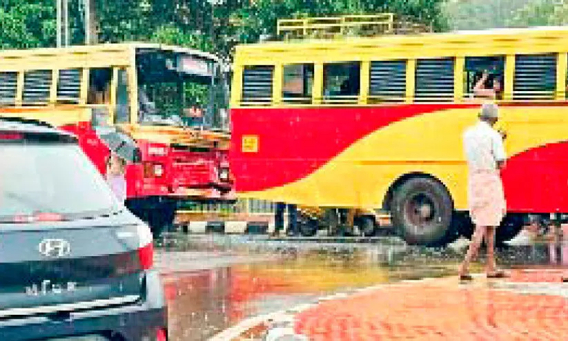 ആഞ്ഞിലിച്ചുവട് ജങ്ഷനിൽ കെ.എസ്.ആർ.ടി.സി ബസുകൾ കൂട്ടിയിടിച്ചു