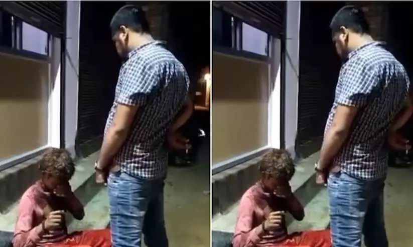 മുഖത്ത് മൂത്രമൊഴിച്ച ബി.ജെ.പിക്കാരന്റെ കെട്ടിടം പൊളിച്ചു നീക്കി മുഖത്ത് മൂത്രമൊഴിച്ച ബി.ജെ.പിക്കാരന്റെ കെട്ടിടം പൊളിച്ചു നീക്കി