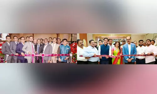 മ​ല​ബാ​ർ ഗോ​ൾ​ഡ് ആ​ൻ​ഡ് ഡ​യ​മ​ണ്ട്സ്​ ര​ണ്ടു​ പു​തി​യ ഷോ​റൂ​മു​ക​ൾ തു​റ​ന്നു