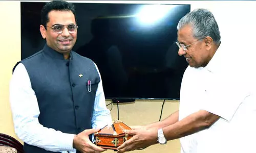 ഇ​ന്ത്യ​ൻ അം​ബാ​സ​ഡ​ർ മു​ഖ്യ​മ​ന്ത്രി​യു​മാ​യി ച​ർ​ച്ച ന​ട​ത്തി