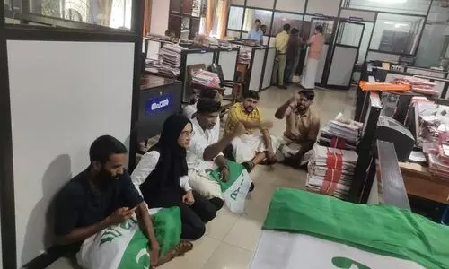 പ്ലസ് വൺ സീറ്റ് ക്ഷാമം: മലപ്പുറം ആർ.ഡി.ഡി ഓഫിസ് പൂട്ടിയിട്ട് എം.എസ്.എഫ് പ്രതിഷേധം